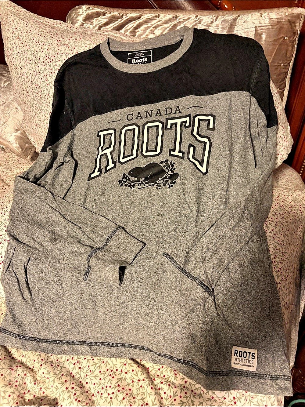 Roots Canada Roots Canada Graphic Long Sleeve Size Medium